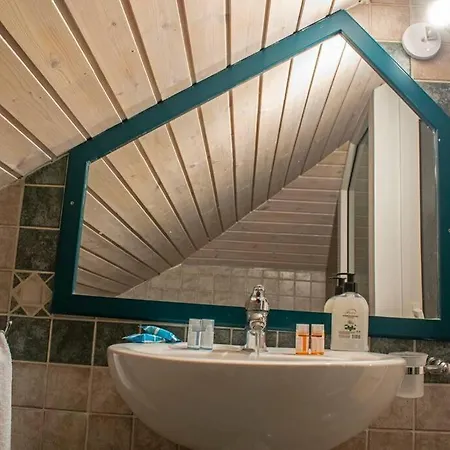 Ostria House Case de vacanță